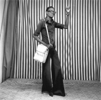 Jeune homme, pattes d'elephant, avec sacoche et montre (1977)