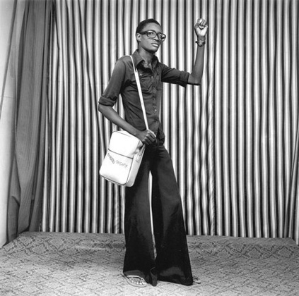 Jeune homme, pattes d'elephant, avec sacoche et montre (1977)