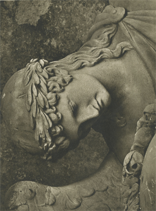 Hlava empirové sochy