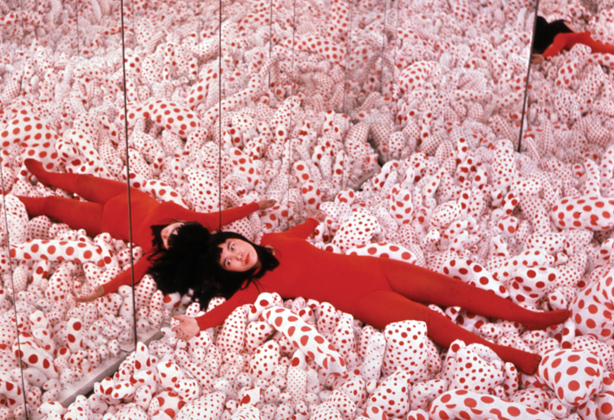 Kusama in Infinity Mirror Room – Phalli’s Field (1965) at “Floor Show,” Castellane Gallery, New York.  Copyright Yayoi Kusama Studio, Inc.; Courtesy Ota Fine Arts, Tokyo; Victoria Miro Gallery, London; Gagosian Gallery, New York