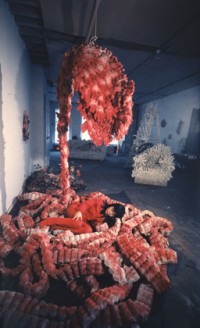 Kusama in her studio, New York, c. 1965, with My Flower Bed, 1962. Copyright Musée national d-art moderne, Centre Georges Pompidou, Paris