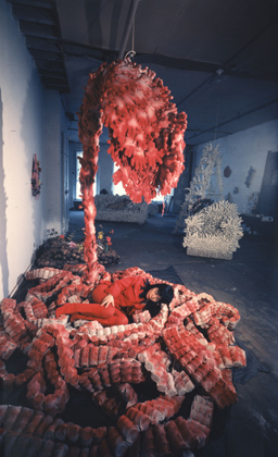 Kusama in her studio, New York, c. 1965, with My Flower Bed, 1962. Copyright Musée national d-art moderne, Centre Georges Pompidou, Paris