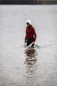 Zeeuwsch meisje draagt het water, (2013)