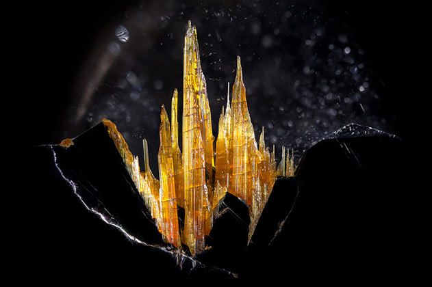 Rutile on hematite in Quartz